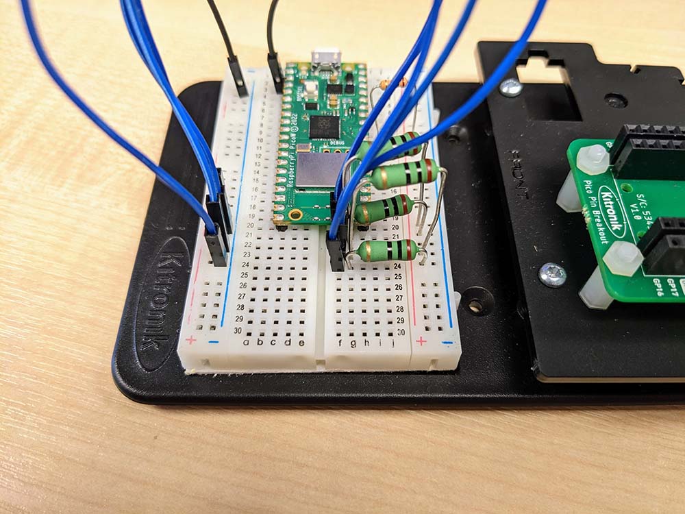 Raspberry Pi Pico Battery Voltmeter circuit on breadboard